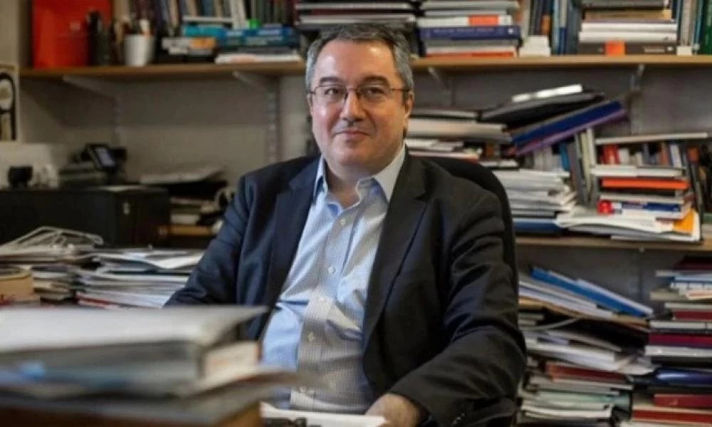 Ο Μόσιαλος εξυμνεί τους εθελοντές για τις δοκιμές του εμβολίου